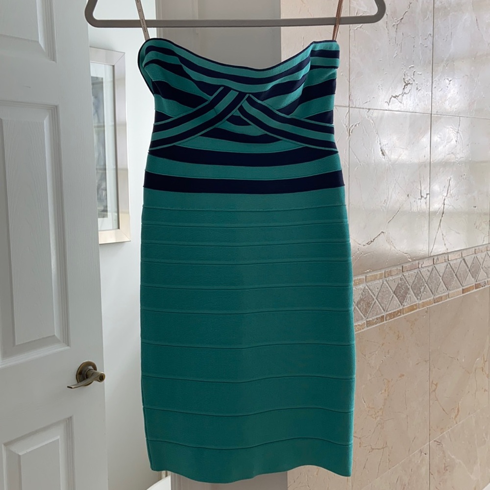 Beautiful color. Turquoise and navy stripe. So flattering on